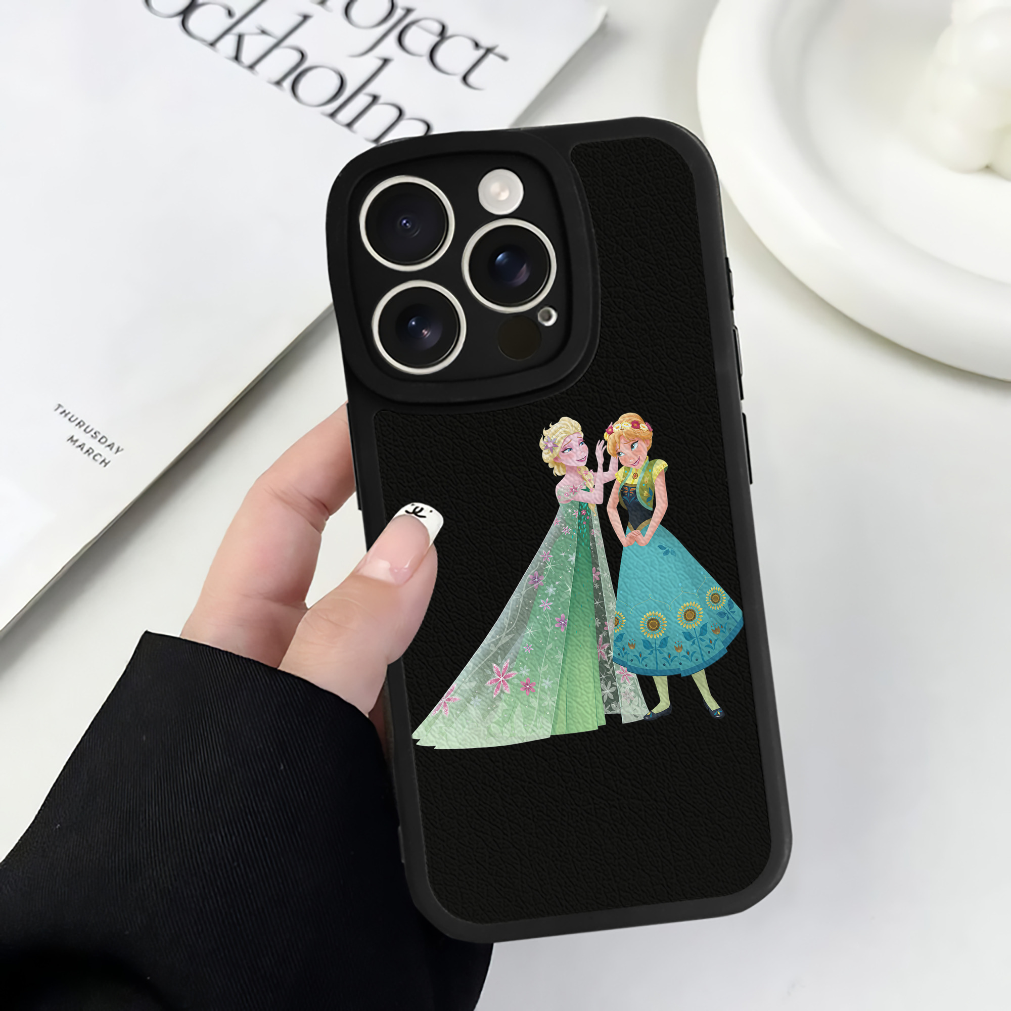 （画像用） アナと雪の女王 アンナ エルサ Frozen Anna Elsa 【iPhone 16シリーズ対応】シリコンスマホケース（レザー調） 材質：シリコン